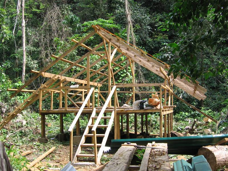 The new camp in Mbe is constructed (© Andrew Dunn)